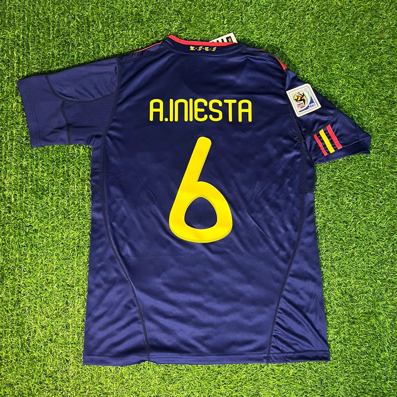 Andrés Iniesta 8 - Spain 2010 World Cup Final Retro Football Jersey Kit