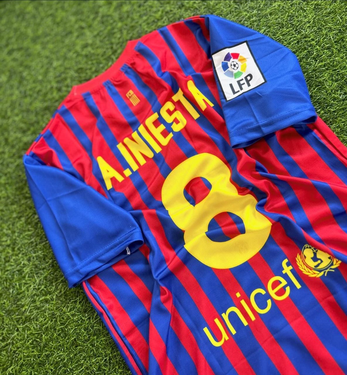 Andres Iniesta Barcelona Retro Football Jersey Kit