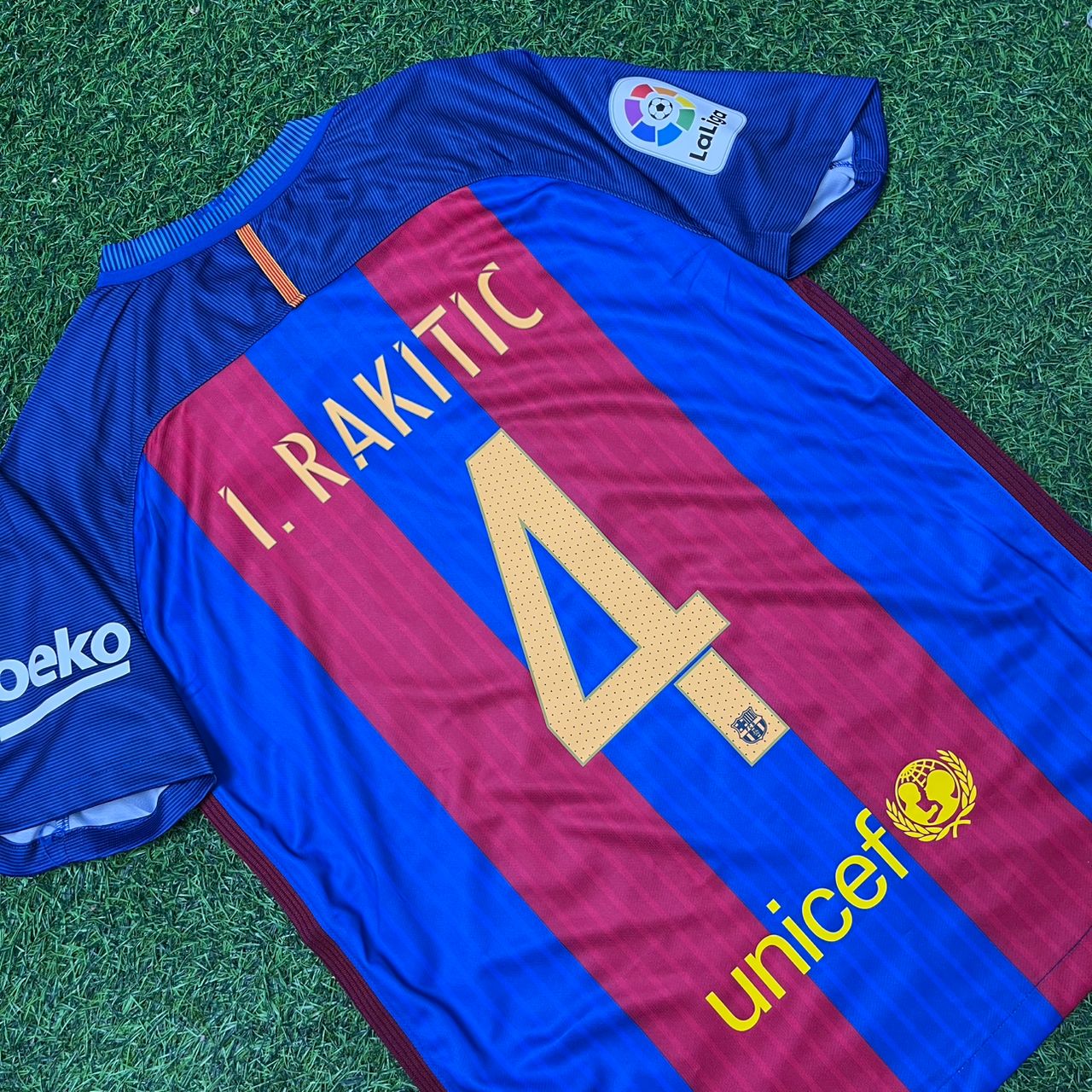 Ivan Rakitić #4 FC Barcelona 2016-2017 Home Retro Football Jersey Kit