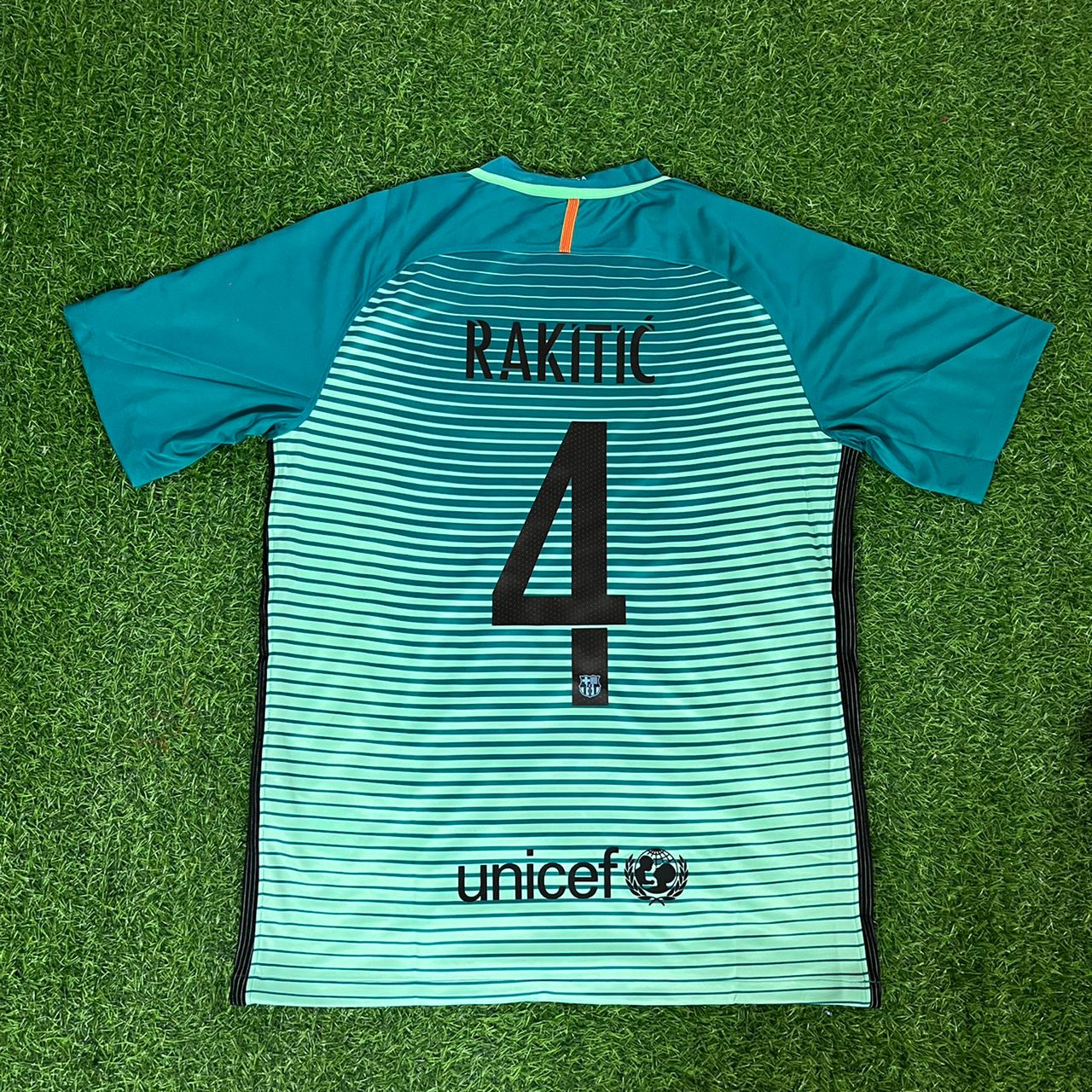 Ivan Rakitic - Barcelona 2016/17 Retro Football Jersey Kit