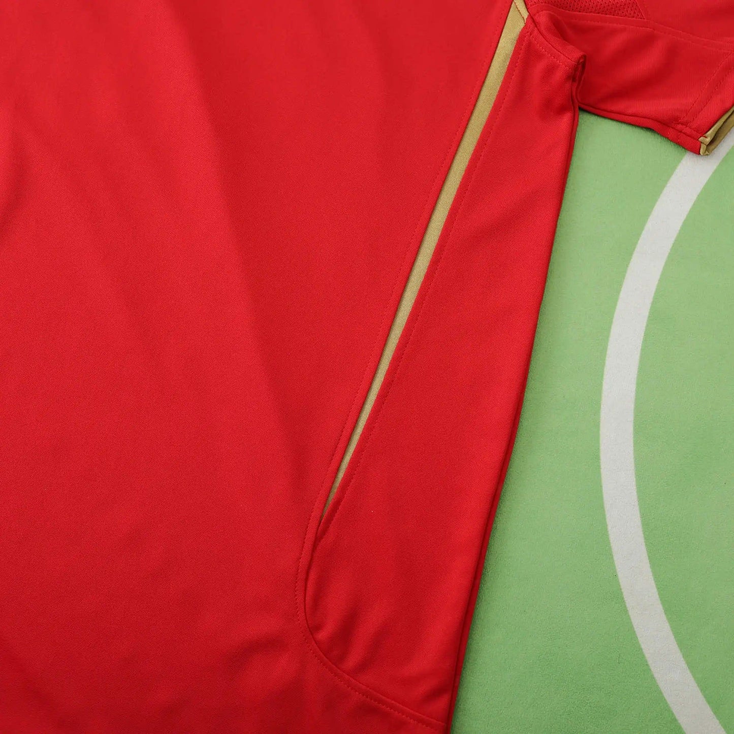 Liverpool 2005 Retro Football Jersey Kit