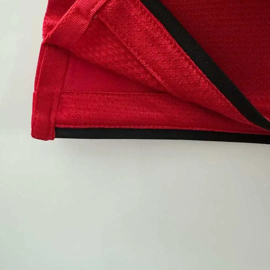 Manchester United Retro 2010 - 11 Retro Football Jersey Kit