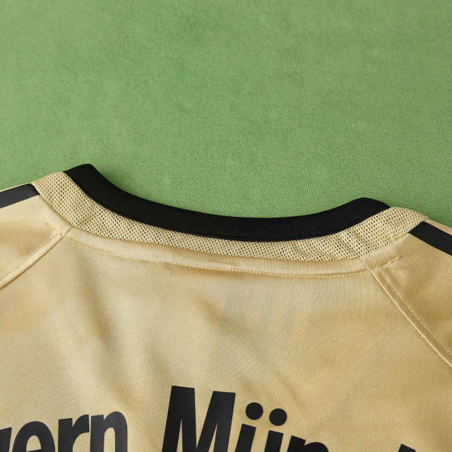 Bayern München 04/05 Season Away Retro Football Jersey