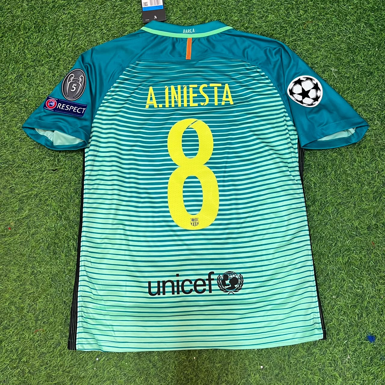 Barcelona Andrés Iniesta #8 2016/17 Away Retro Football Jersey