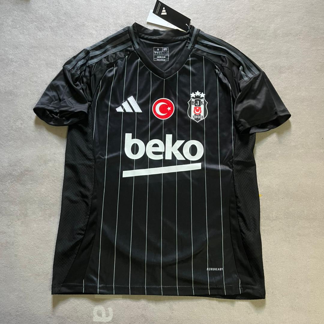 Besiktas Trikot der neuen Saison Siyah Beyaz Yeni Sezon