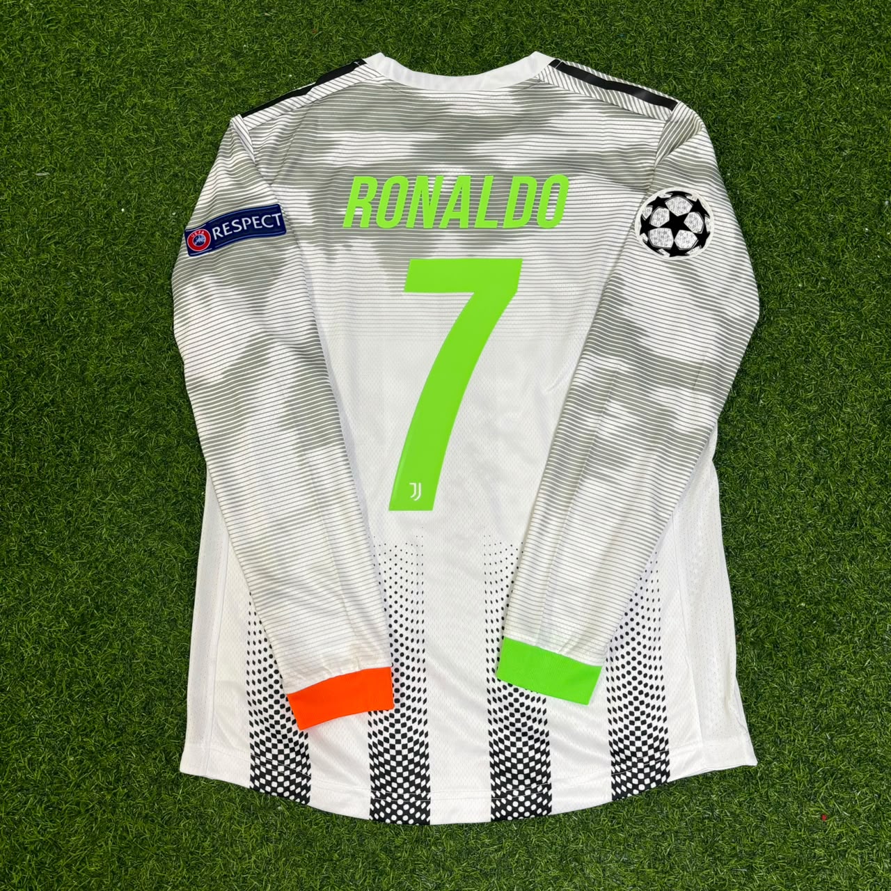 Cristiano Ronaldo #7 Juventus 2019-2020 Champions League Patch Long Sleeve Retro Football Jersey Kit