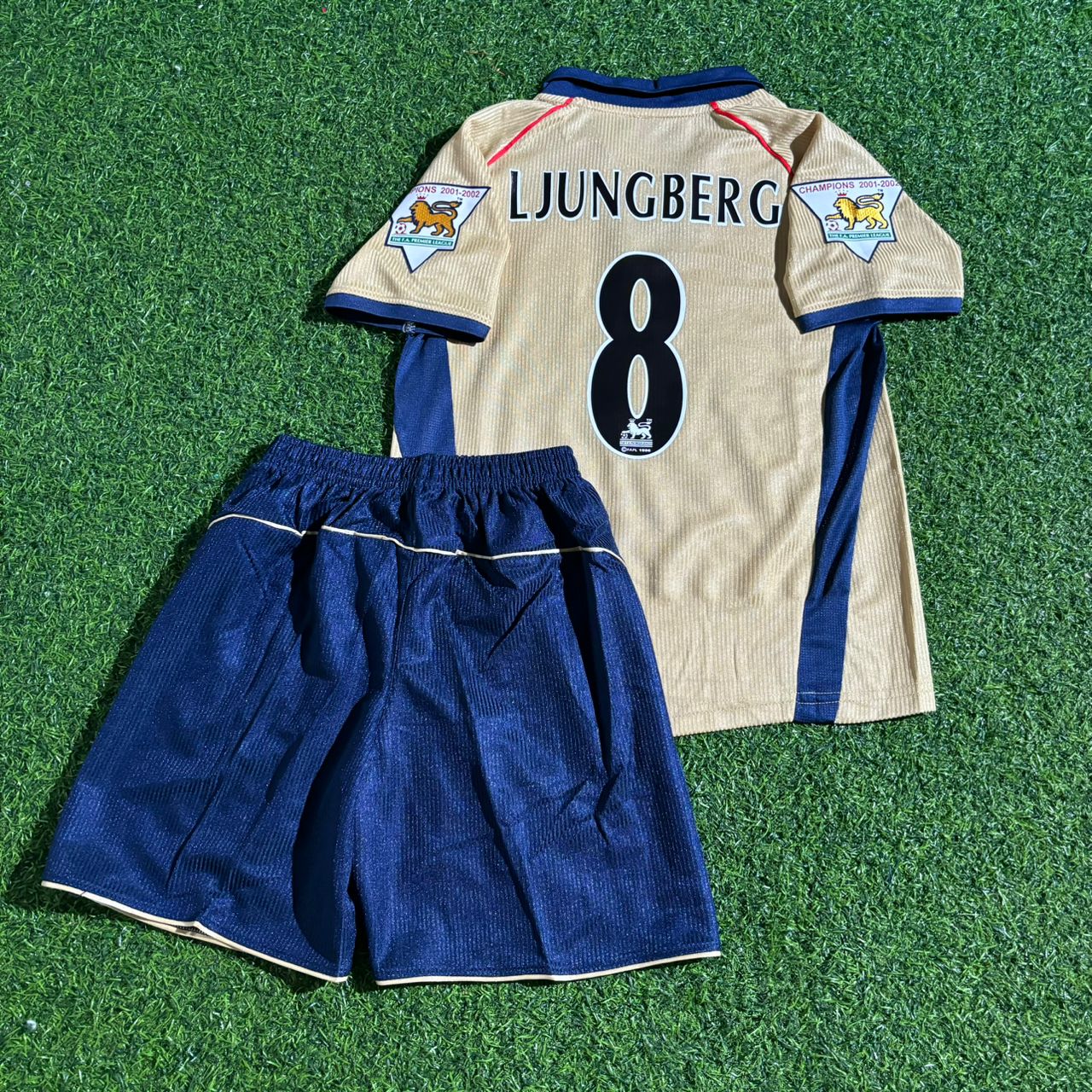 Fredrik Ljungberg #8 Arsenal 2001-2002 Away Golden Kids Retro Football Jersey Kit
