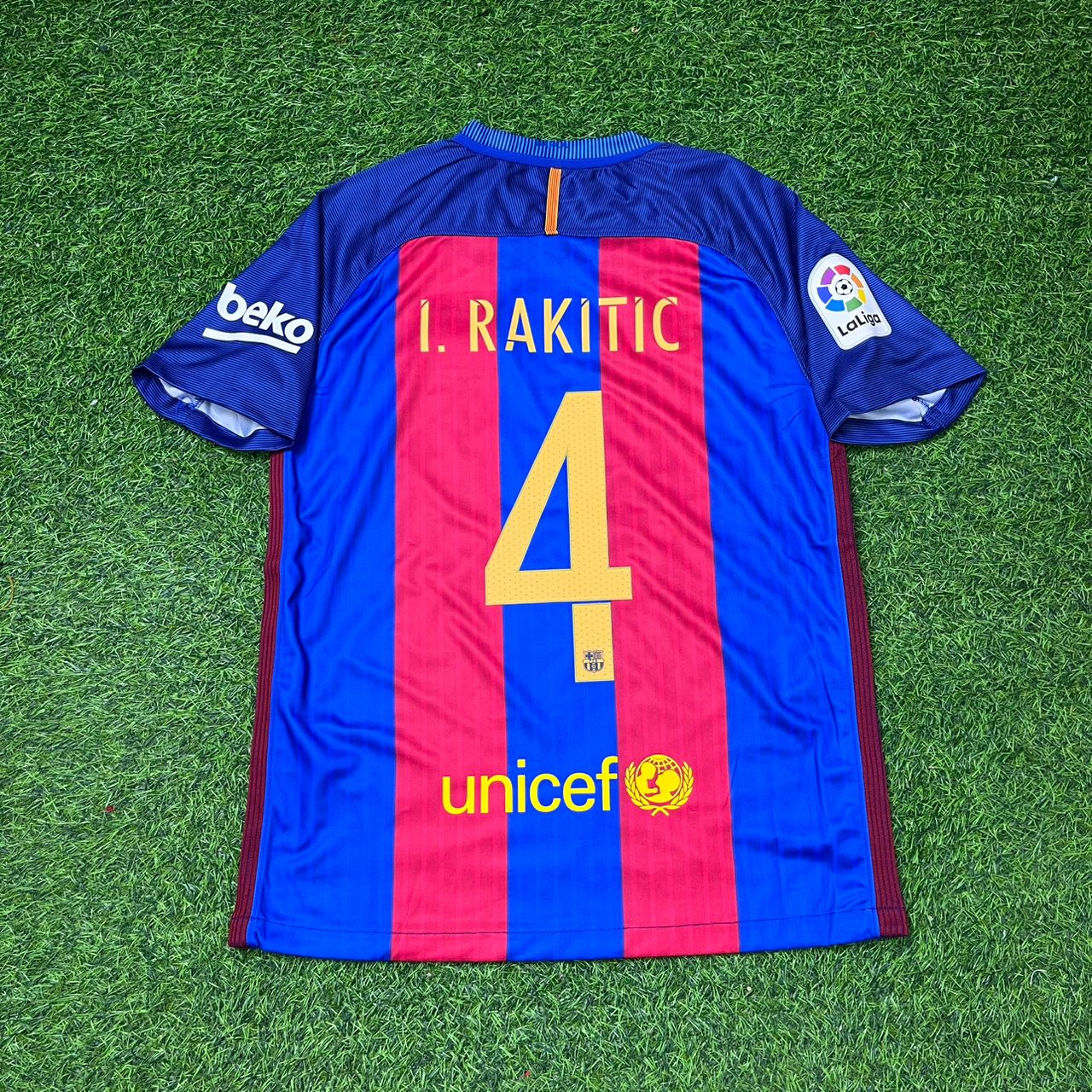Ivan Rakitić #4 FC Barcelona 2016-2017 Home Retro Football Jersey Kit