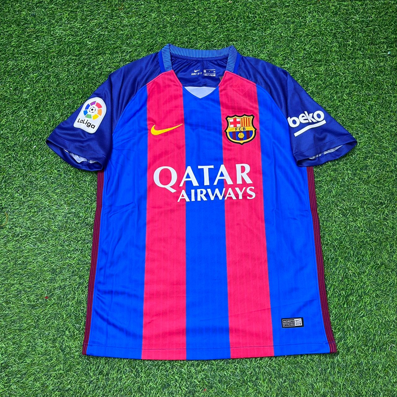 Ivan Rakitić #4 FC Barcelona 2016-2017 Home Retro Football Jersey Kit