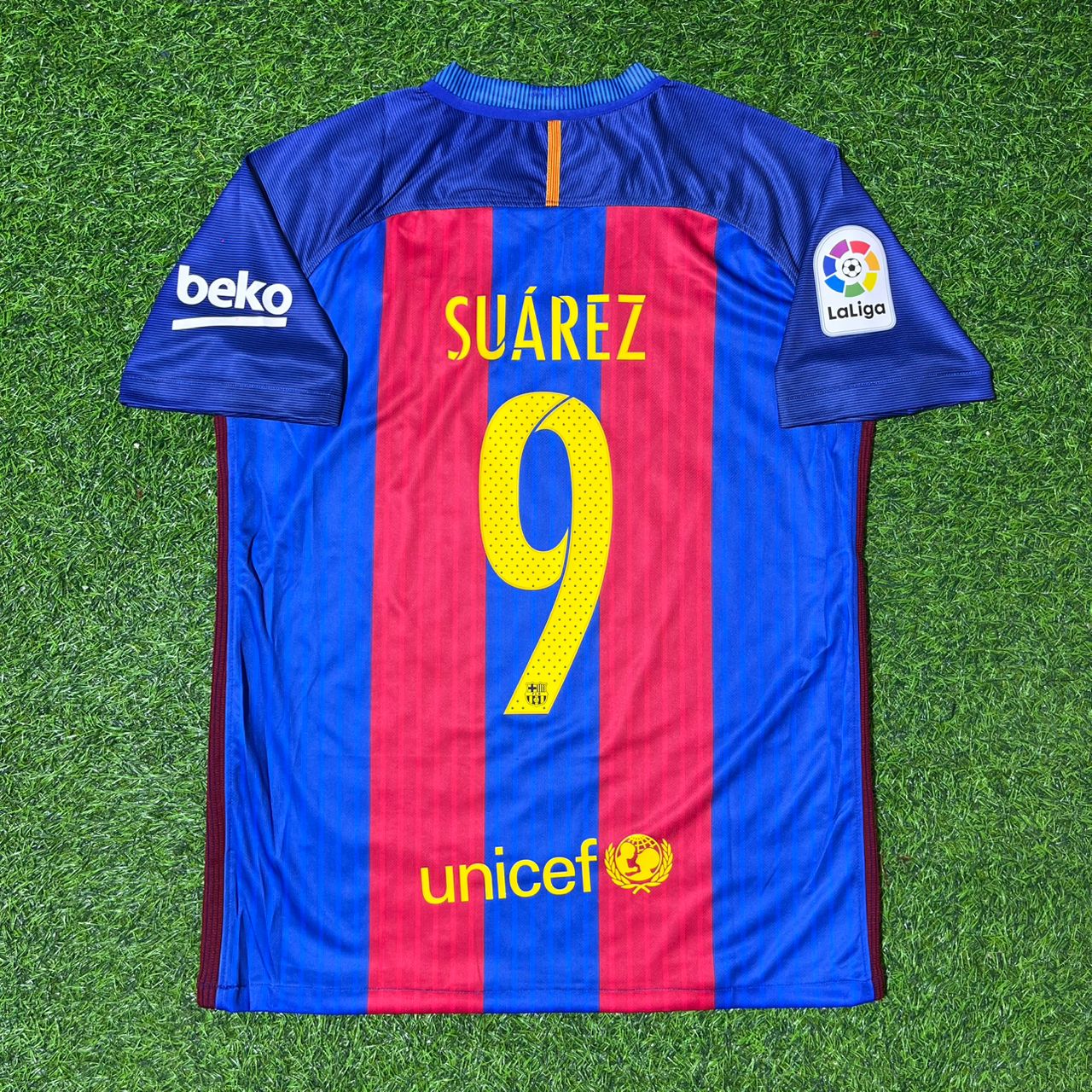 FC Barcelona Luis Suarez #9 2016-2017 Home Retro Football Jersey