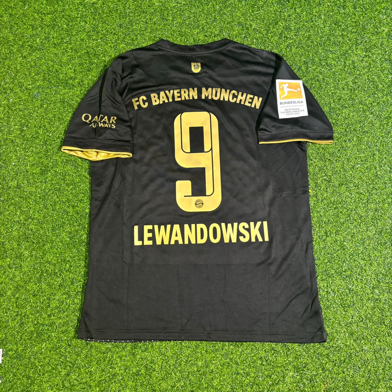 Robert Lewandowski Bayern Munich 2021-2022 Away Football Jersey Kit