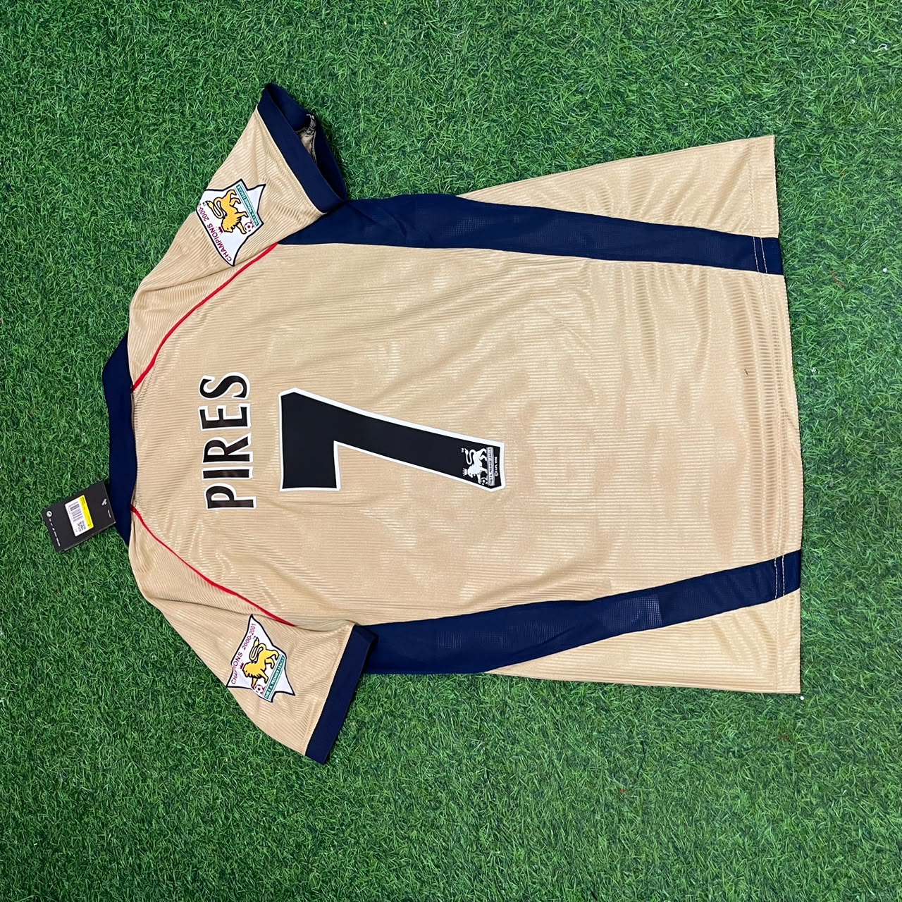 Robert Pirès #7 Arsenal 2001-2002 Away Golden Retro Football Jersey
