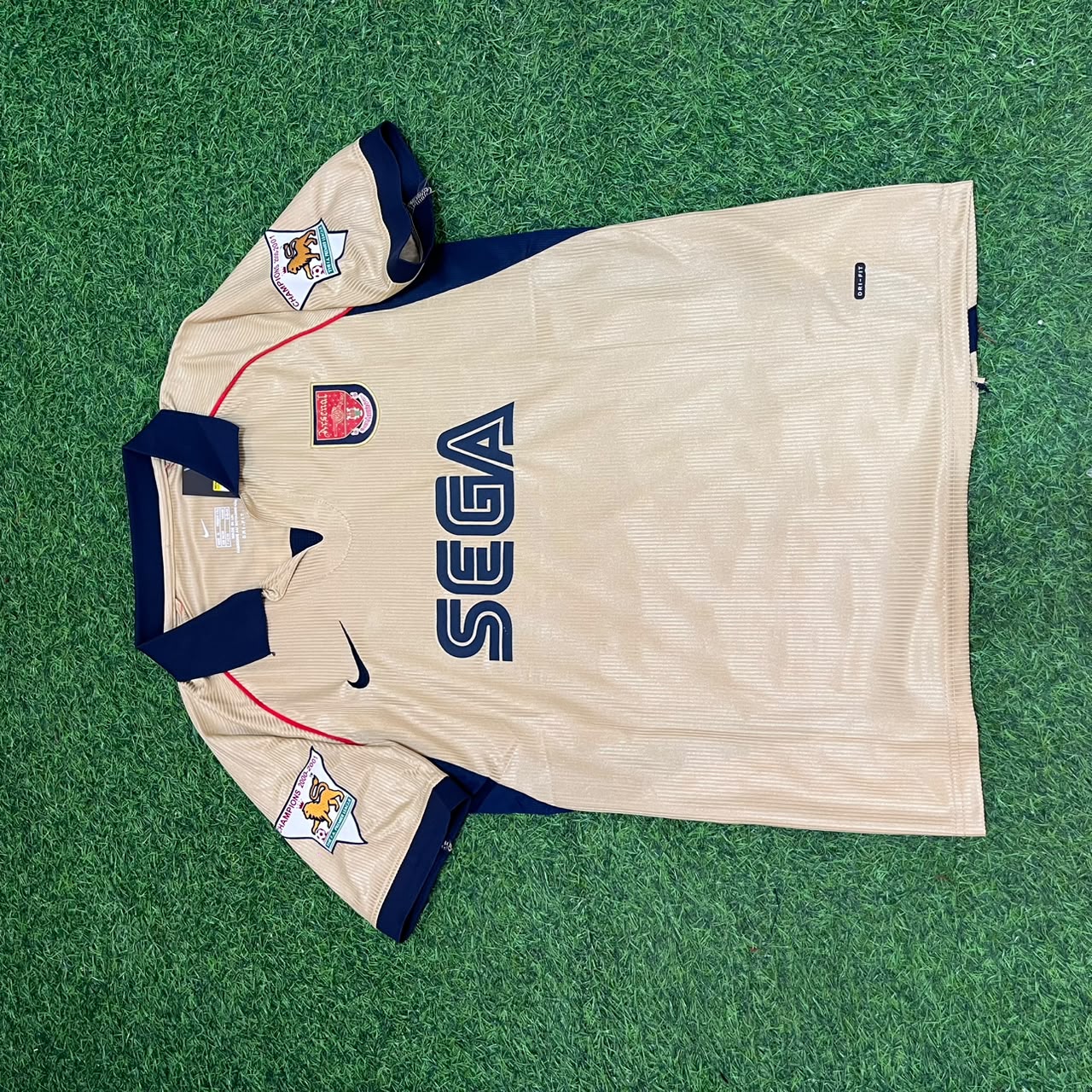 Robert Pirès #7 Arsenal 2001-2002 Away Golden Retro Football Jersey