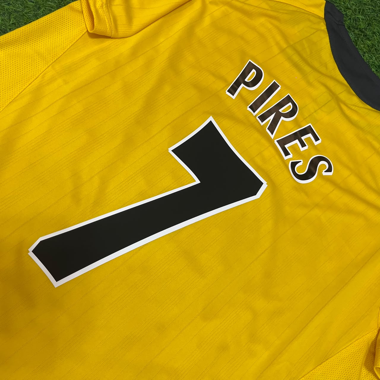 Robert Pires 7 - Arsenal 2005/06 Yellow Retro Football Jersey Kit