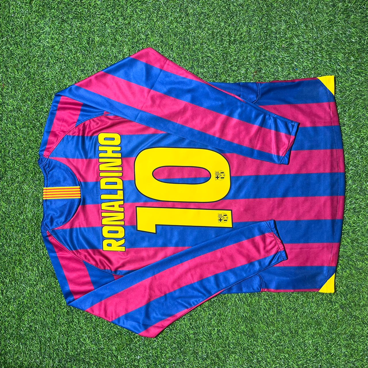 Ronaldinho #10 Barcelona 2005-2006 Long Sleeve Retro Football Jersey