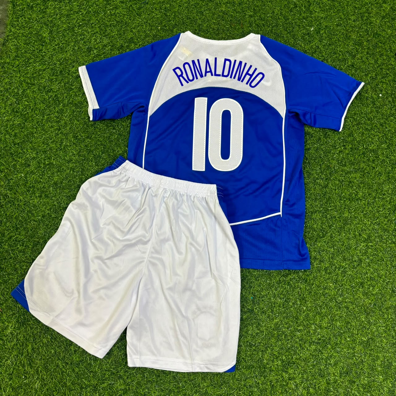 Ronaldinho #10 Brazil 2004 Blue Away Kids Kit Retro Football Jersey Collection
