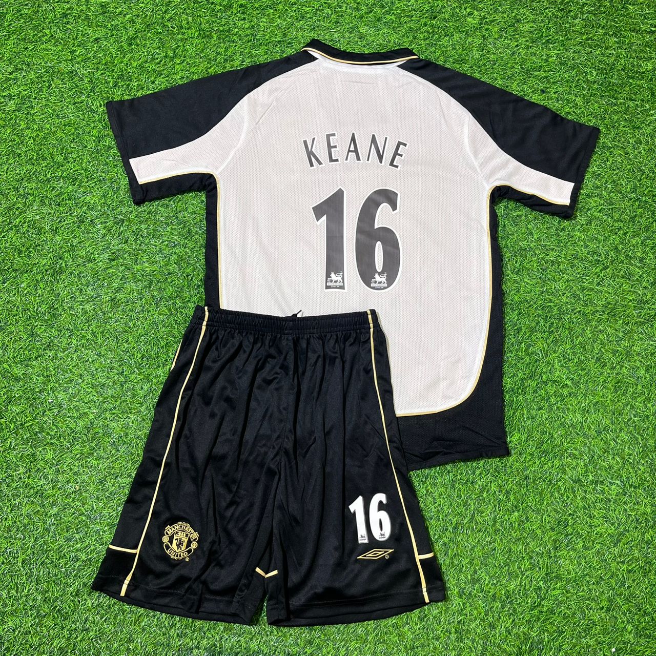 Roy Keane Manchester United 2001/02 Retro Reversible Kids Football Jersey Collection