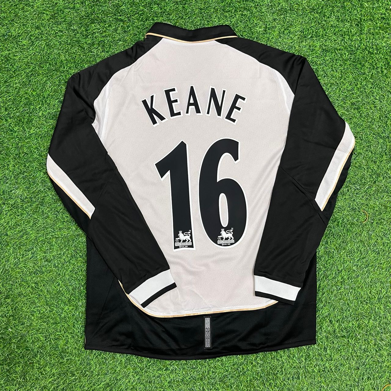 Roy Keane Manchester United 2001/2002 Retro Reversible Football Jersey Collection