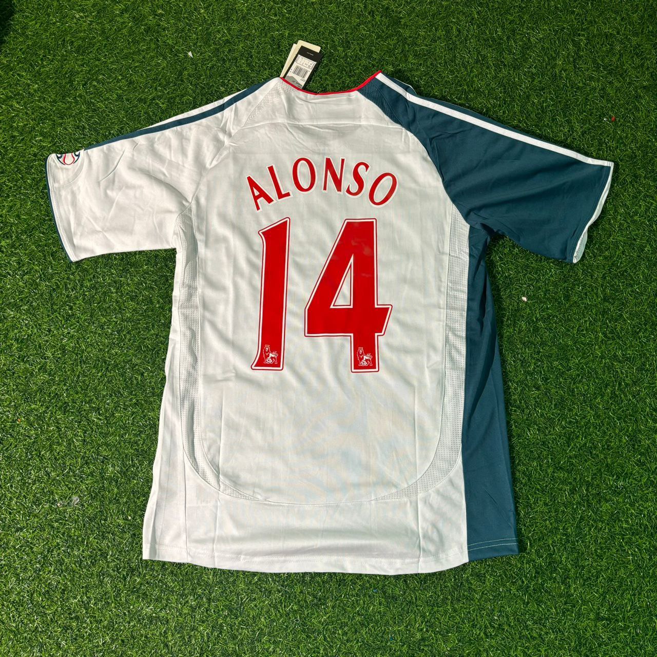 Xabi Alonso Liverpool 2006/2007 Premier League White Retro Football Jersey Kit